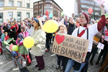 Hebammen demonstrieren für die Rettung ihres Berufsstandes