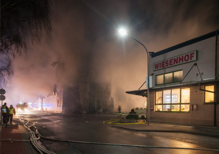Rauch zieht am späten Abend des 28.03.2016 über die ausgebrannten Produktionshallen des Geflügelproduzenten Wiesenhof in Lohne (Niedersachsen). Ein Großfeuer hat einen Schaden in […]]]></description>
		
					<wfw:commentRss>https://versicherungsmonitor.de/2016/09/09/schnelles-vorgehen-nach-grossschaeden-trumpf/feed/</wfw:commentRss>
			<slash:comments>0</slash:comments>
		
		
			</item>
		<item>
		<title>Millionenschaden nach Großbrand bei Wiesenhof</title>
		<link>https://versicherungsmonitor.de/2016/03/29/millionenschaden-nach-grossbrand-bei-wiesenhof/</link>
					<comments>https://versicherungsmonitor.de/2016/03/29/millionenschaden-nach-grossbrand-bei-wiesenhof/#respond</comments>
		
		<dc:creator><![CDATA[Anna Gentrup]]></dc:creator>
		<pubDate>Tue, 29 Mar 2016 11:56:45 +0000</pubDate>
				<category><![CDATA[Abo]]></category>
		<category><![CDATA[Allgemein]]></category>
		<category><![CDATA[Industrieversicherung]]></category>
		<category><![CDATA[Nachrichten]]></category>
		<category><![CDATA[Top News]]></category>
		<category><![CDATA[Versicherer]]></category>
		<category><![CDATA[Feuerversicherung]]></category>
		<category><![CDATA[Großbrand]]></category>
		<category><![CDATA[HDI Global]]></category>
		<category><![CDATA[Lohne]]></category>
		<category><![CDATA[Talanx]]></category>
		<category><![CDATA[Westfleisch]]></category>
		<category><![CDATA[Wiesenhof]]></category>
		<guid isPermaLink=