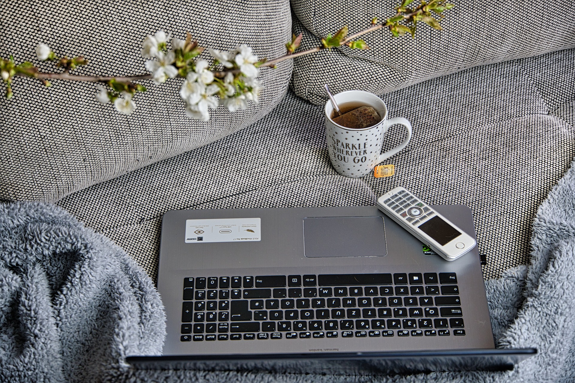 Versicherer und New Work: Der Balanceakt zwischen Büroquote und Homeoffice
