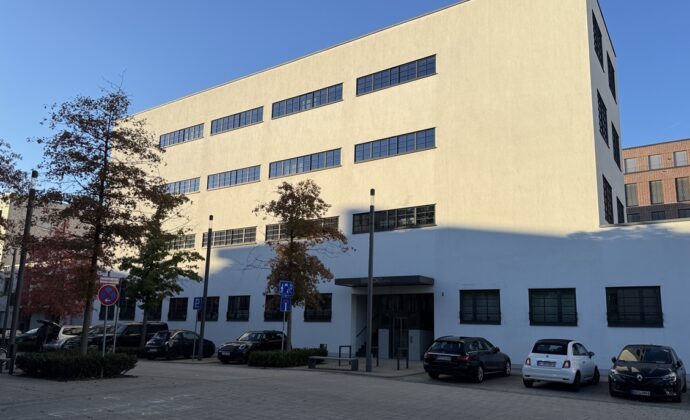 Makler Global sortiert Schulden neu