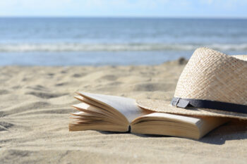 Beitragsbild Buchreihe Buch Hut Strand